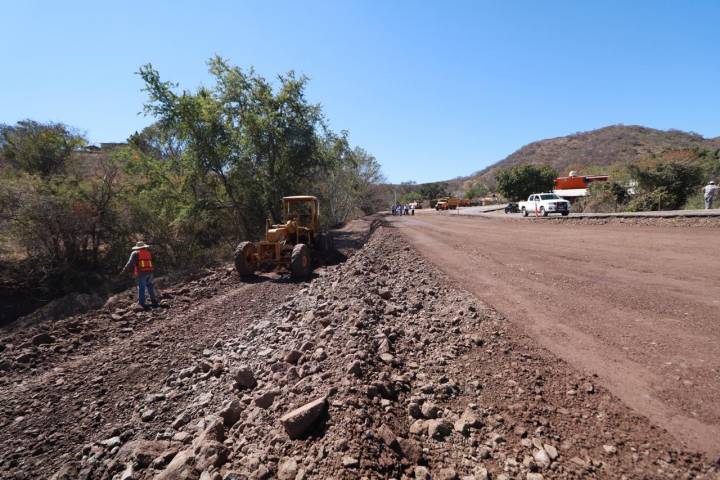 Amplía SCOP a cuatro carriles, tramo carretero en El Zapote, en Carácuaro
