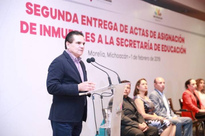 Da Gobernador certeza jurídica a 68 escuelas públicas de Michoacán
