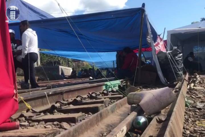 Centistas "radicales" se niegan a liberar vías del tren, exigen federalización
