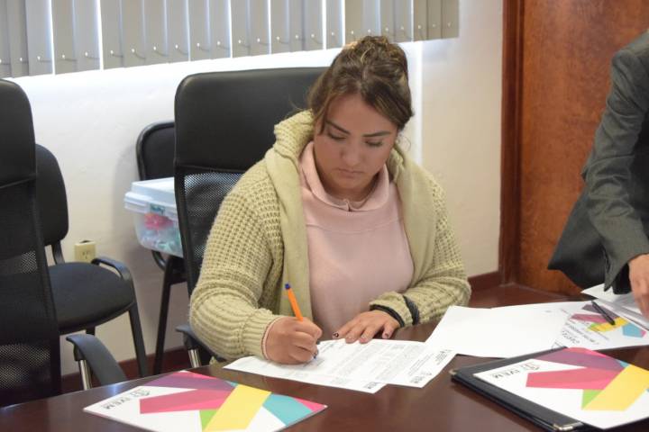 Formaliza IVEM firma de contratos de donación a víctimas del 15-S