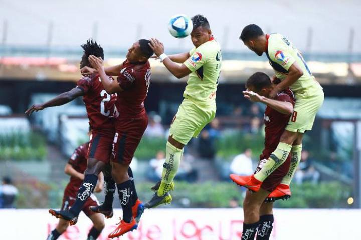 Despluma Águilas a Gallos