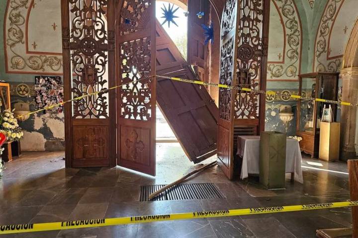 Sujeto choca su vehículo contra las puertas de la Parroquia de San Juan Bautista, en Maravatío