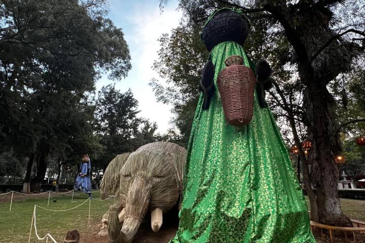 Nacimiento monumental de Villa Navideña muestra el talento de artesanos michoacanos
