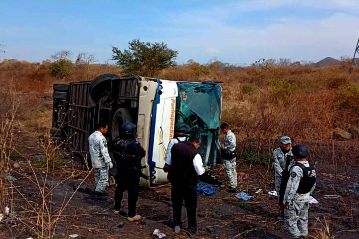 Una septuagenaria muerta y al menos 13 heridos deja choque volcadura de autobús, en la Lombardía – Nueva Italia