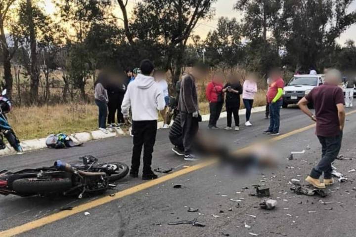 Choque de moto contra camioneta deja un adolescente muerto y un herido en la Morelia-Quiroga