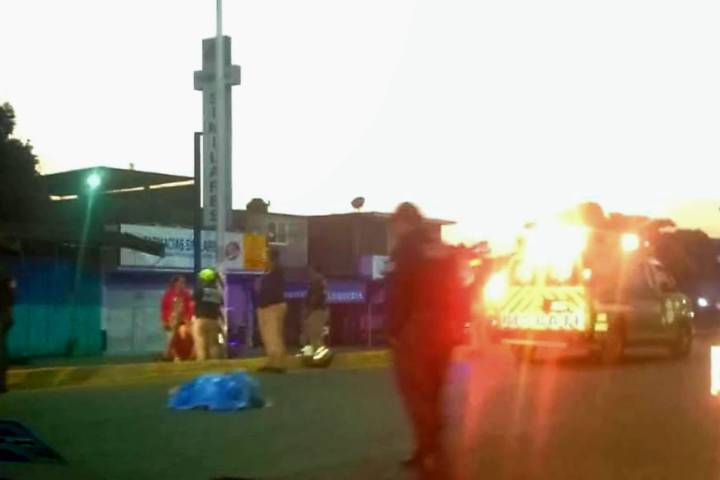 Motociclista arrolla y mata a adulto mayor en LC