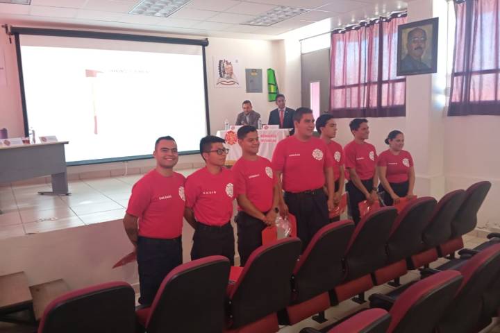 Forman a nueva generación de bomberos certificados en Michoacán