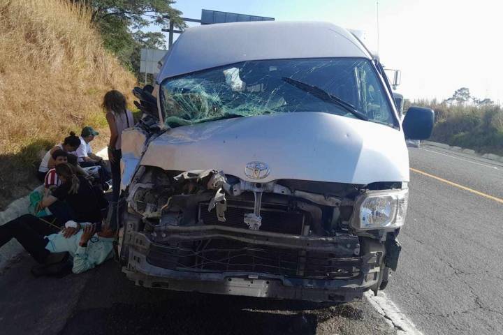 Fuerte choque por alcance en la autopista Siglo XXI deja solo daños materiales