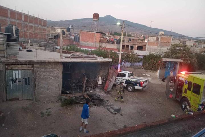 Bomberos Morelia sofocan incendio de vivienda en la Hermenegildo Galeana