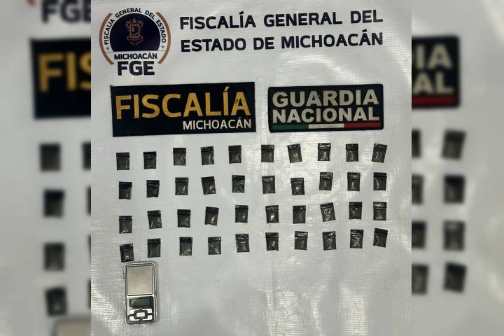 Fiscalía General asegura 755 dosis de narcótico y detiene a una persona, durante cateo en la colonia Santiaguito