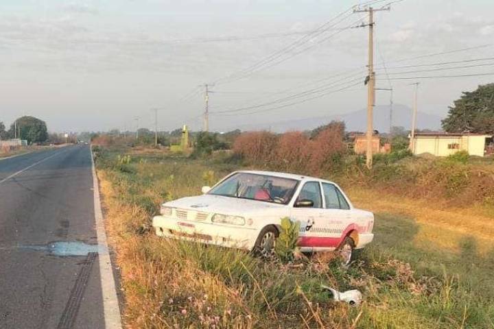 Chocan dos taxis en la carretera Apatzingán – Aguililla