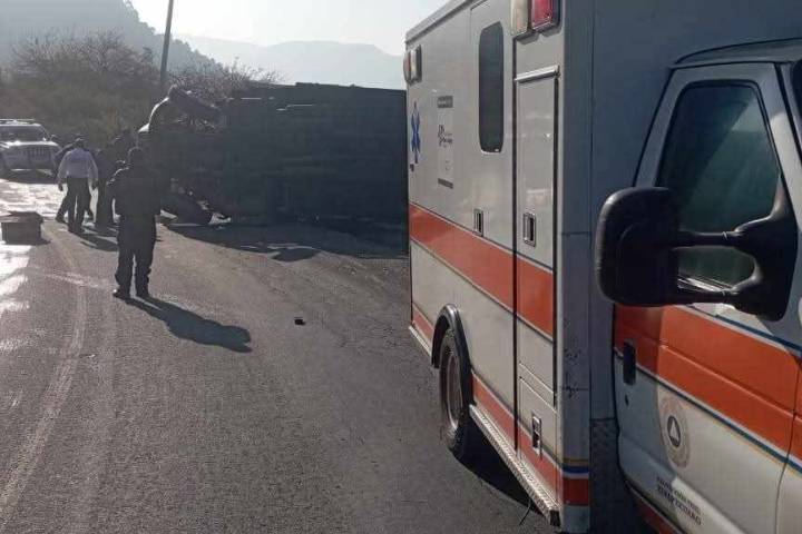 Adolescente muere en volcadura de camión sonidero