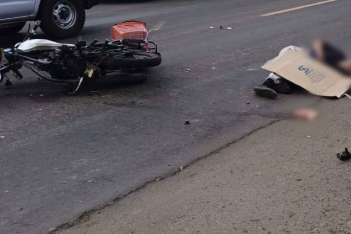 Motociclista muere al chocar contra una camioneta en Tangancícuaro