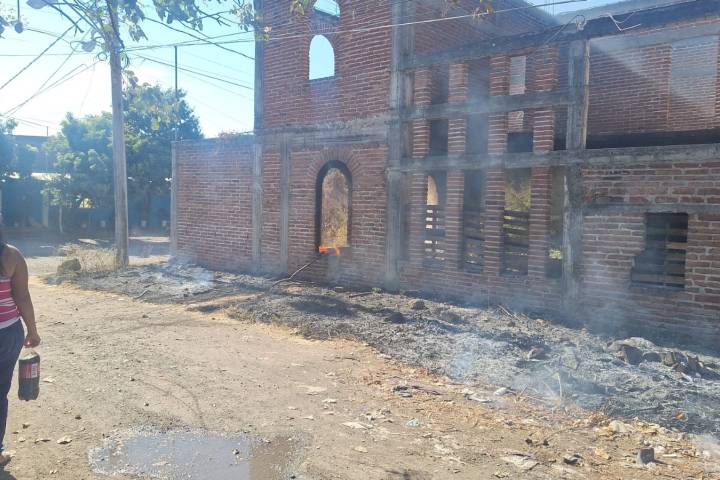Incendio consume inmueble en obra negra en Apatzingán