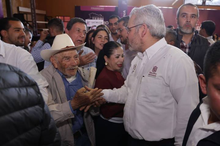 Bedolla realiza audiencia pública y entrega obra en Tingüindín