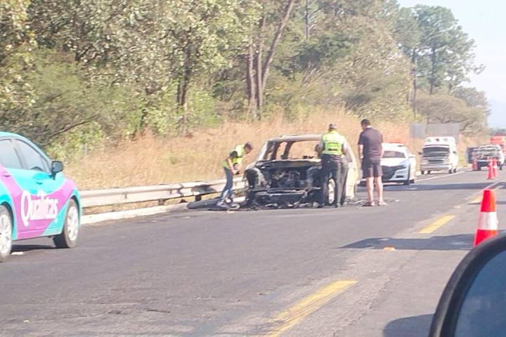 Se incendian dos vehículos en distintas carreteras de Michoacán