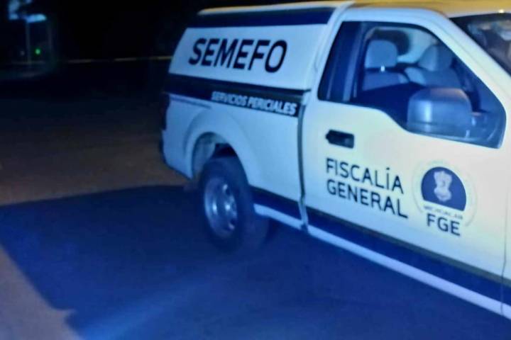Abandonan 3 ejecutados, sentados en sillas a un costado de carretera en Apatzingán