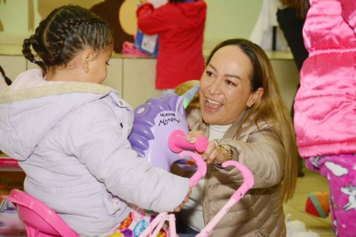 Reyes Magos llevan alegría a niñas y niños del DIF Michoacán