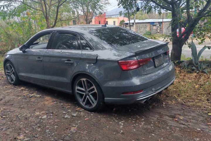 Localizan lujoso vehículo baleado en Cerrito Itzícuaro, Morelia