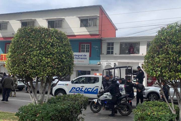 Tras persecución detienen a 3 jóvenes a bordo de una lujosa camioneta, en el Paseo Lázaro Cárdenas