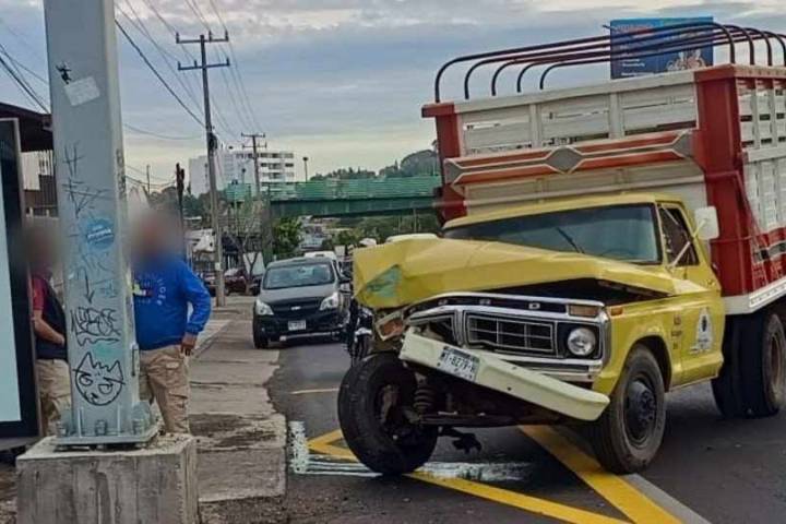 Camioneta choca contra poste del C5i en el periférico sur de Morelia