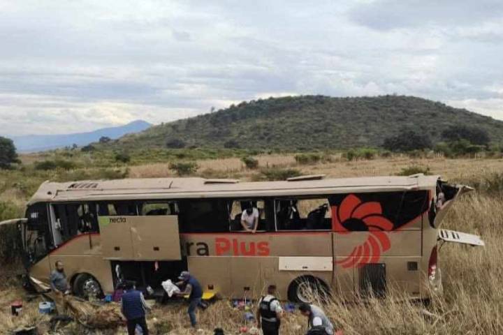 Volcadura de autobús deja 1 muerto y 19 heridos en la México-Guadalajara