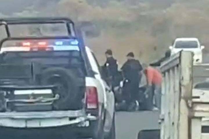 Joven resulta herido al derrapar en su motocicleta en la Apatzingán – Buenavista