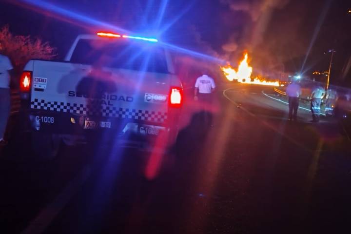 Al menos un fallecido tras choque e incendio de tres tractocamiones, en la autopista Siglo XXI