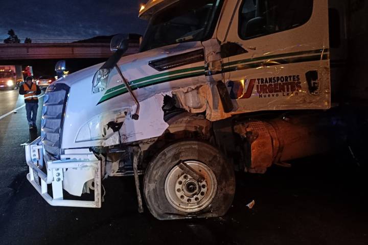 Otro choque entre tres camiones de carga en la autopista Siglo XXI, ahora en San Ángel