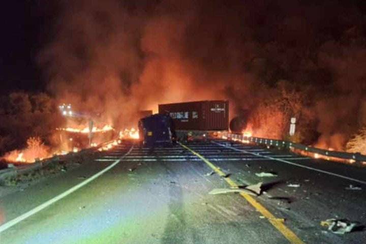 Identifican al chófer de pipa qué murió calcinado en el choque e incendio de tractocamiones