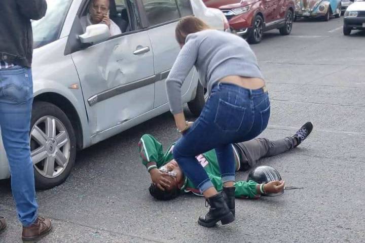 Motociclista herido al chocar contra auto, en la colonia Ramón Farías