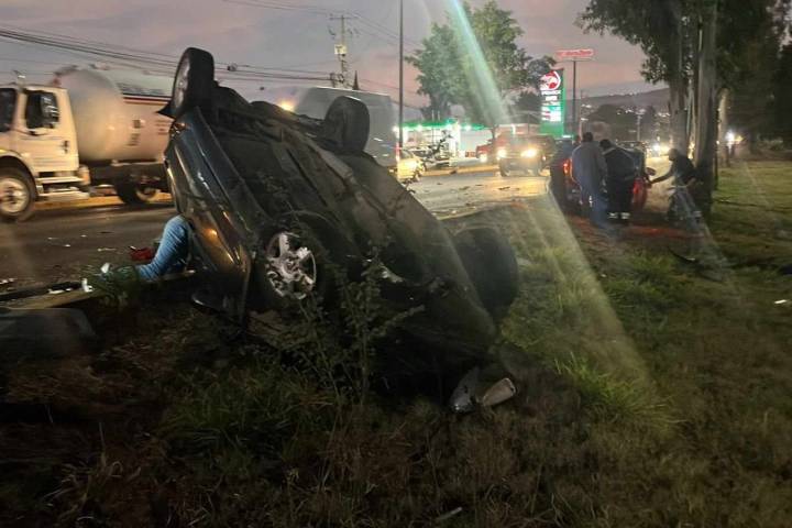 Se registra choque volcadura entre 2 autos en el libramiento norte de Morelia; hay 4 heridos