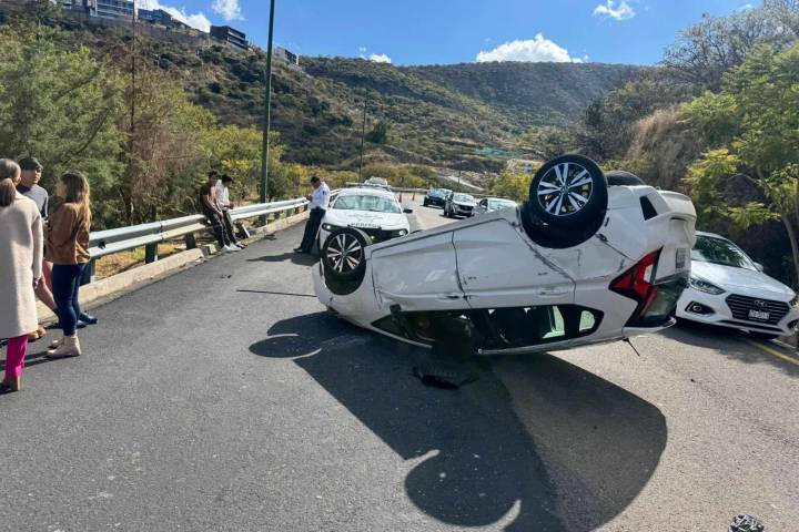 Vuelca auto en zona de Tres Marías y ocurre carambola al poniente de Morelia