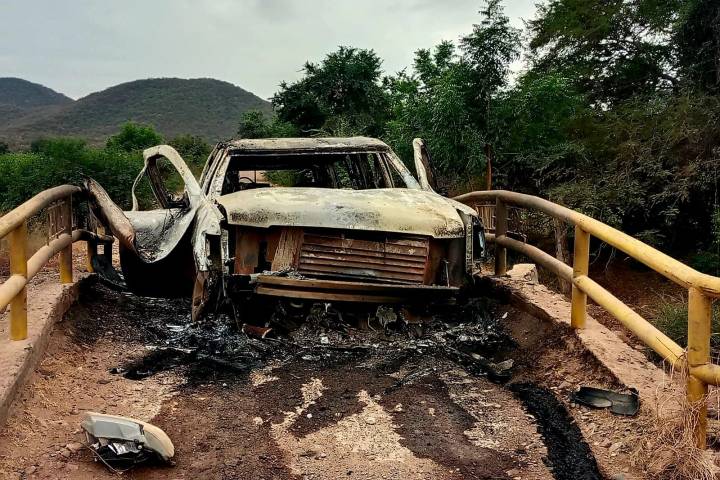 Hallan dos cadáveres calcinados dentro de Suburban blindada, estallada con explosivo improvisado terrestre en Las Bateas