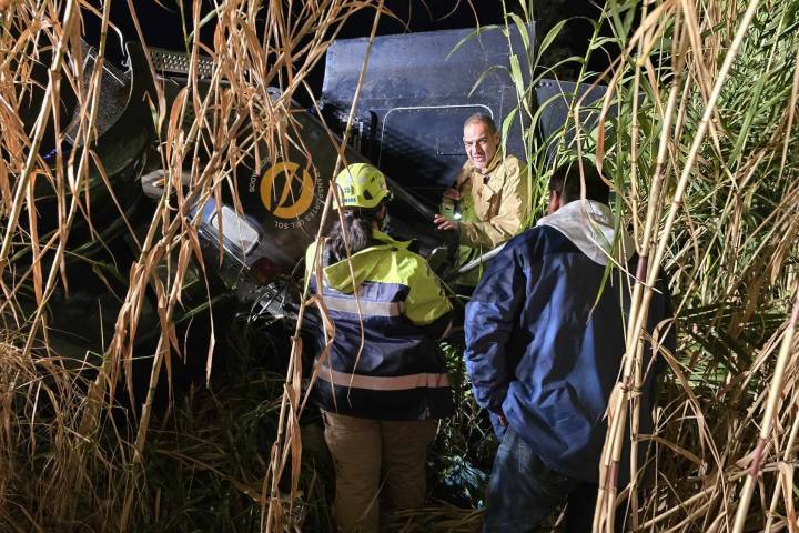 Chofer de tráiler aguacatero sobrevive de milagro, tras volcar y quedar prensado