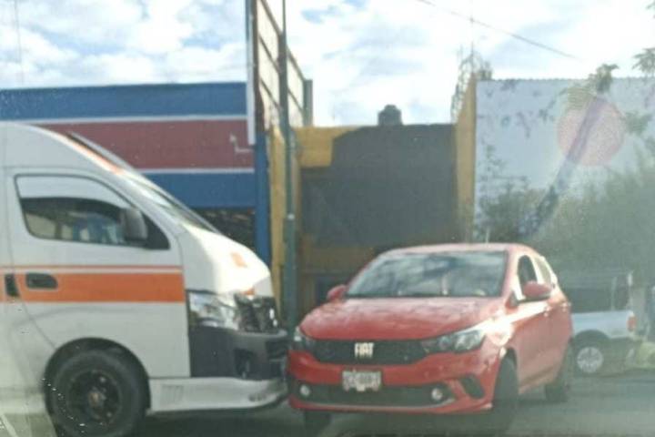 Combi y auto protagonizan choque en la Av. Morelos Norte de Morelia