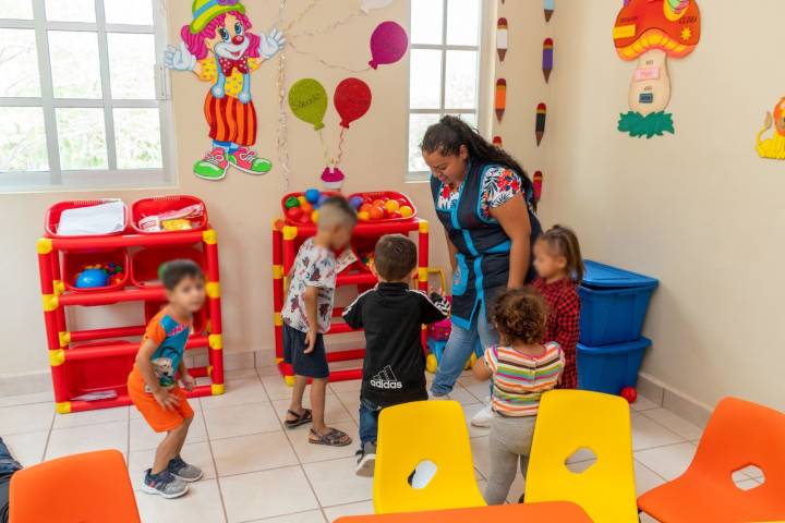 Atendidos más de 400 hijas e hijos de familias jornaleras: DIF Michoacán