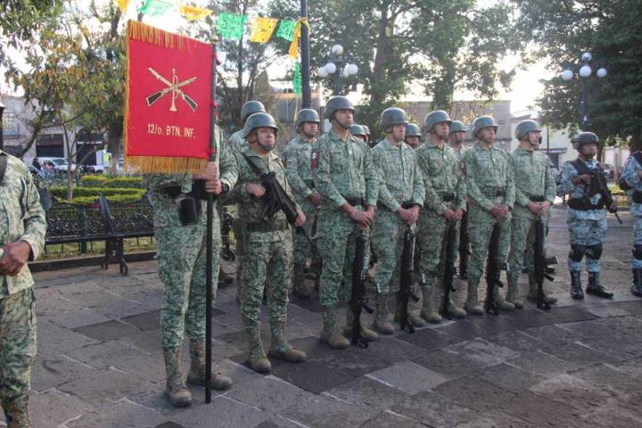 Ejército Mexicano impulsa el respeto a los Símbolos Patrios con Izamientos de Bandera en Morelia y Charo