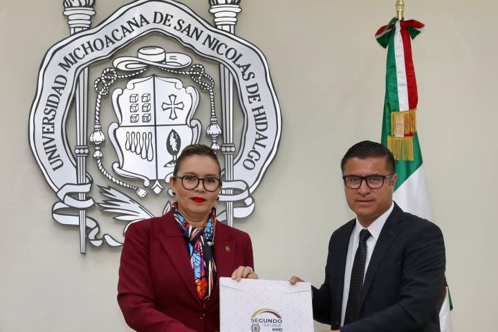 Yarabí Ávila entrega el Segundo Informe de Actividades al Consejo Universitario