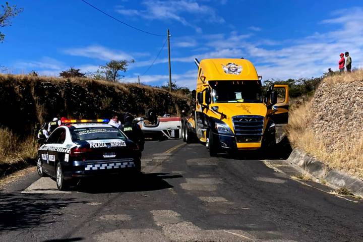 Vuelca camioneta maderera en la Morelia-Atécuaro