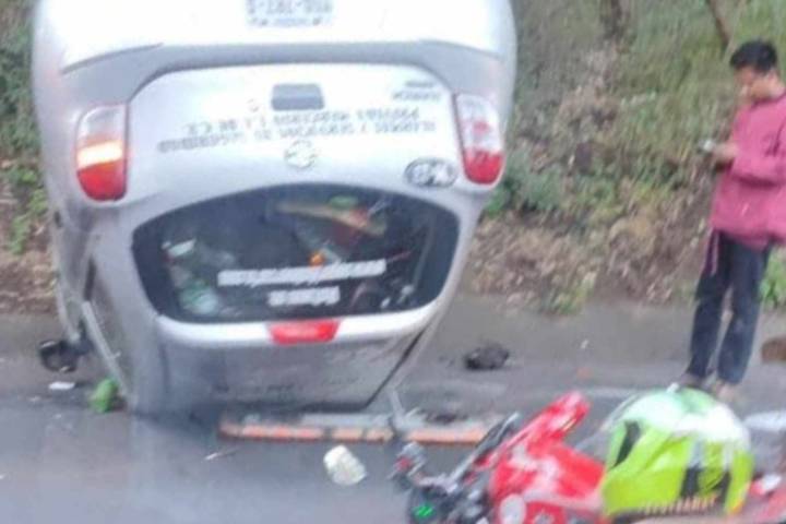 Vuelca auto a espaldas de Los Cenadores Santa María, al sur de Morelia