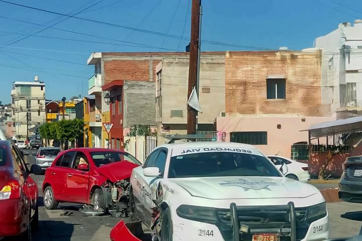 Ocurre choque entre auto y patrulla en la colonia Vasco de Quiroga, Morelia