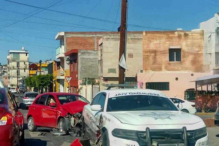 Ocurre choque entre auto y patrulla en la colonia Vasco de Quiroga, Morelia