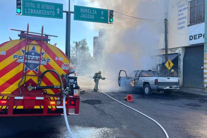 Se incendia camioneta por aparente falla, en Zamora
