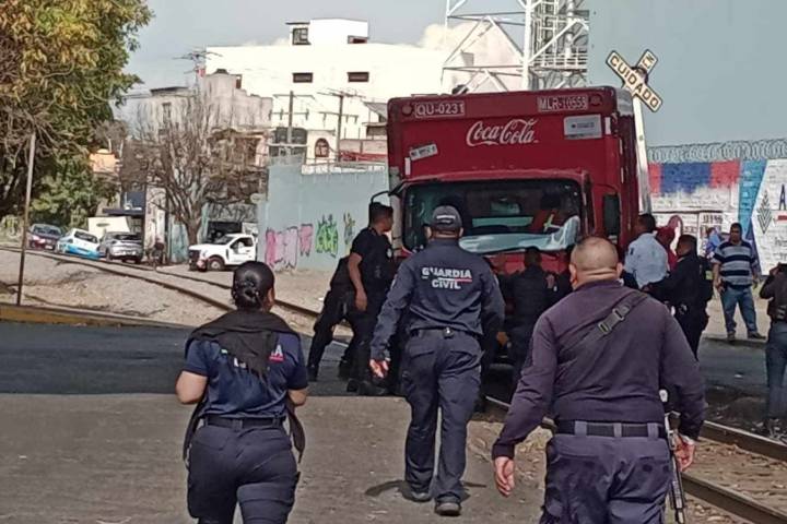 Normalistas atraviesan vehículos en las vías férreas y Av. Madero Poniente de Morelia