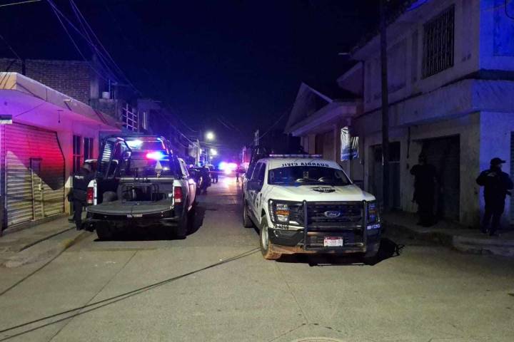 Tras persecución y balacera, Guardia Civil detiene a 3 presuntos robacarros, en Uruapan