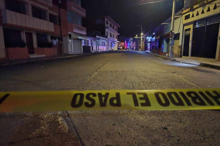 Desde un vehículo en movimiento balean a un adolescente en Jacona