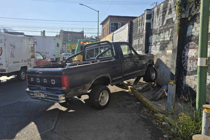 Adulto mayor herido tras chocar su camioneta en el circuito 20 de Noviembre