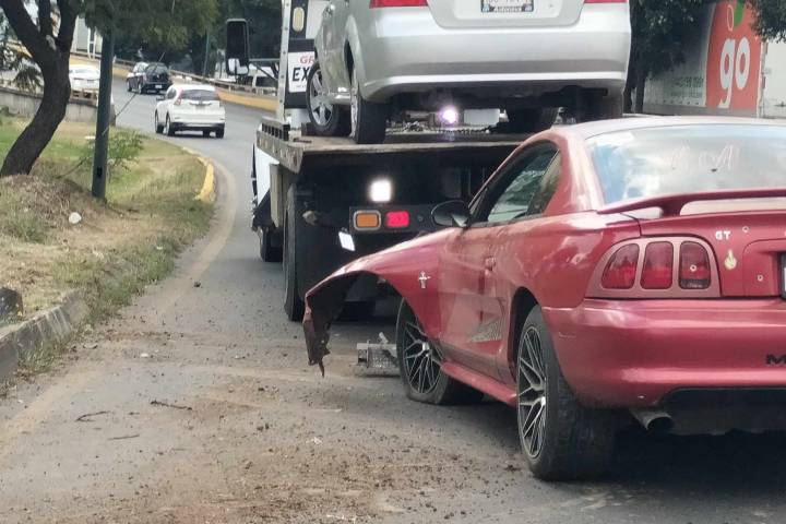 Automovilista choca contra poste en el Periférico de Morelia frente a la Macropalza