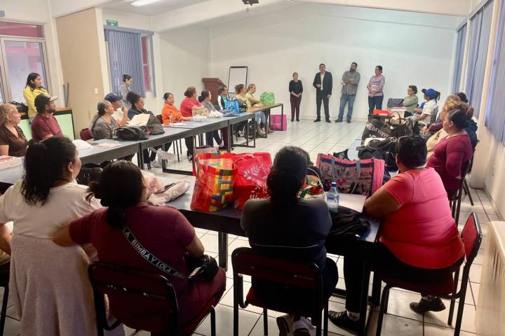 Cocineros se actualizan en preparación de alimentos